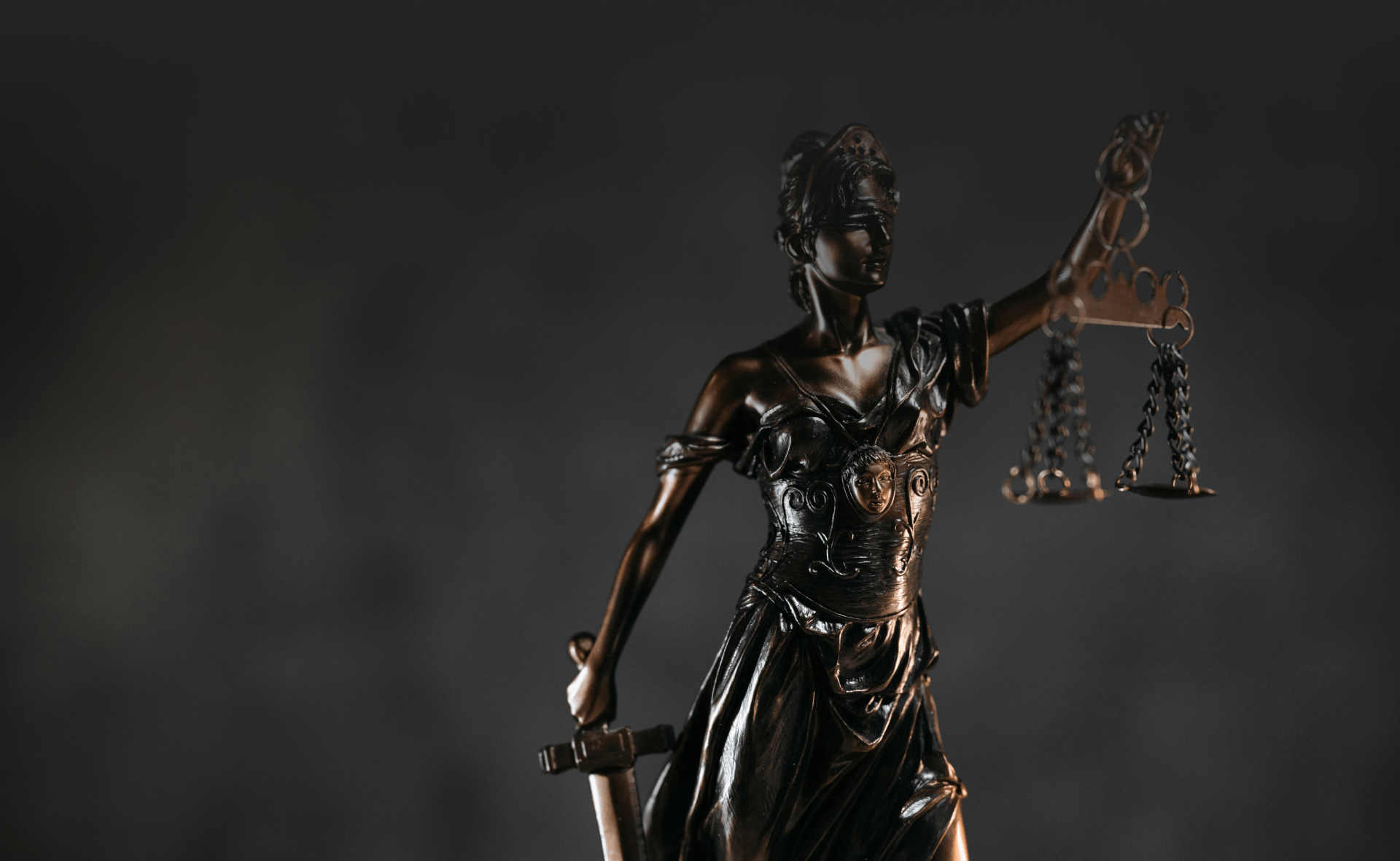 Têmis, personificação da justiça, exibindo uma espada e uma balança
